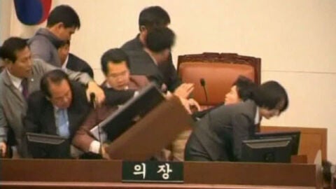 Pelea en el Ayuntamiento de Corea