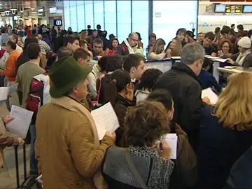 Miles de personas afectadas por el caos aéreo en todos los aeropuertos españoles Miles de personas afectadas por el caos aéreo en todos los aeropuertos españoles