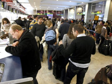 Pasajeros a la espera de embarcar en Barajas