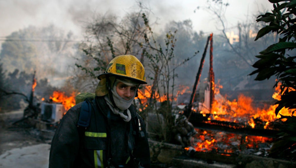 Un bombero trabaja en la extinción del incendio