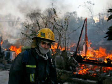 Un bombero trabaja en la extinción del incendio Un bombero trabaja en la extinción del incendio