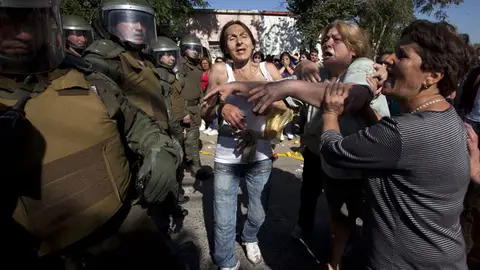 Los familiares de los reos muertos increpan a las autoridades chilenas Los familiares de los reos muertos increpan a las autoridades chilenas