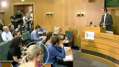Assange durante una conferencia