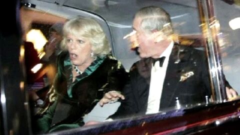 El Pr&iacute;ncipe Carlos en su coche oficial