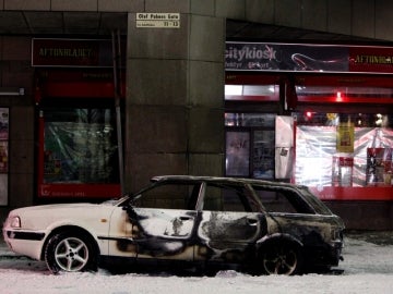 El coche calcinado por la bomba en Estocolmo