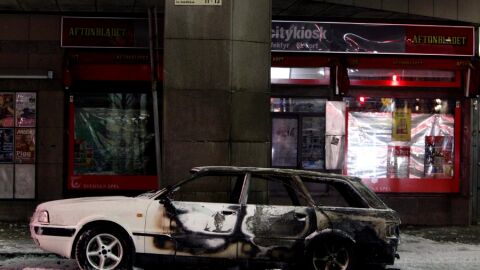 El coche calcinado por la bomba en Estocolmo