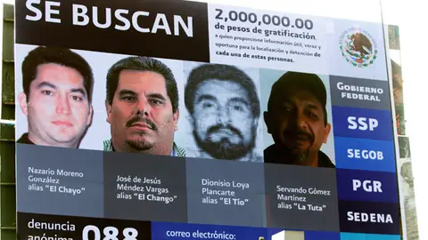 Imagen de una valla en la que se ofrece recompensa por los líderes de la organización delictiva Imagen de una valla en la que se ofrece recompensa por los líderes de la organización delictiva