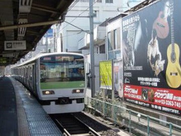 Un tren circula por una vía en Tokio, Japón