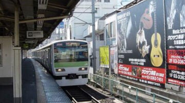 Un tren circula por una vía en Tokio, Japón