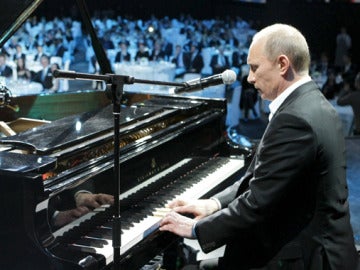 Putín toca el piano y canta en un concierto con fines benéficos