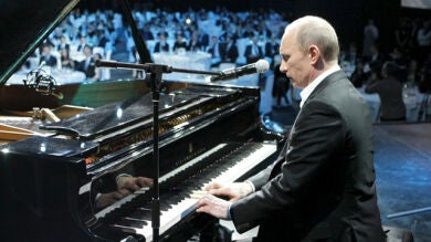 Putin toca el piano y canta en compañía de estrellas de cine