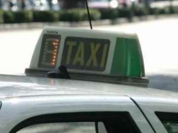 Un taxi espera estacionado en busca de clientes