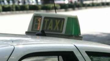 Un taxi espera estacionado en busca de clientes