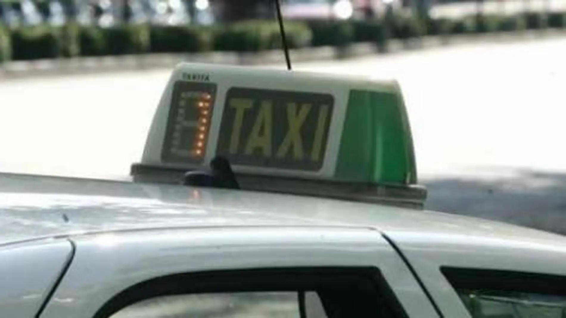 Un taxi espera estacionado en busca de clientes Un taxi espera estacionado en busca de clientes