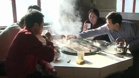 Ciudadanos chinos disfrutan de una suculenta comida Ciudadanos chinos disfrutan de una suculenta comida