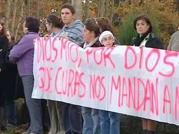 Los vecinos de Padrons, contra el cura Los vecinos de Padrons, contra el cura