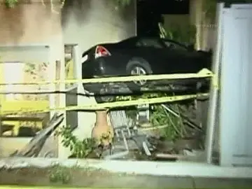 Un coche empotrado entre dos viviendas Un coche empotrado entre dos viviendas