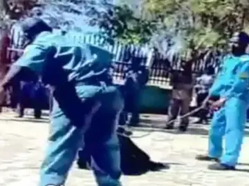 Brutal paliza a una mujer en Sudán Brutal paliza a una mujer en Sudán