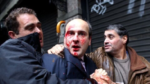 Brutal agresi&oacute;n a un ex ministro griego