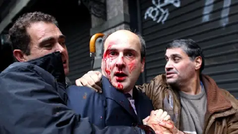 Brutal agresión a un ex ministro griego Brutal agresión a un ex ministro griego