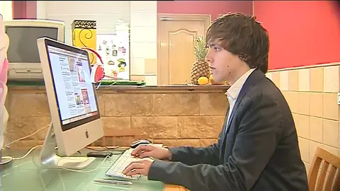 Un valenciano de 18 años lidera la campaña de apoyo a Wikileaks Un valenciano de 18 años lidera la campaña de apoyo a Wikileaks