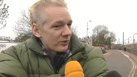 Julian Assange habla para Antena 3 Julian Assange habla para Antena 3