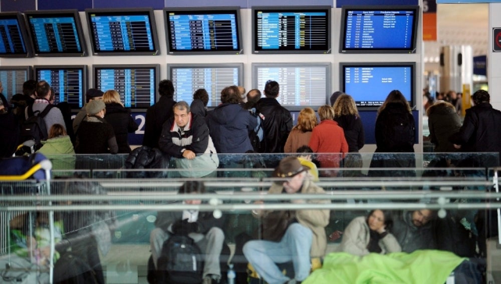 Pasajeros esperando en el aeropuerto de París