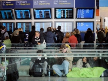 Pasajeros esperando en el aeropuerto de París