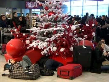 Viajeros esperando en el aeropuerto