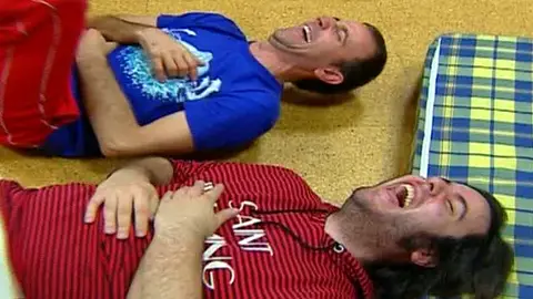 Dos personas riéndose Dos personas riéndose
