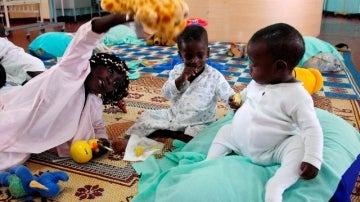 Niños portadores de VIH juegan en hospital de Kampala