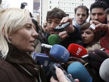 La atleta Marta Domínguez atiende a los periodistas a su salida de los Juzgados de Madrid / Archivo