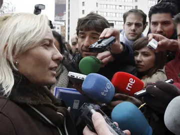 La atleta Marta Domínguez atiende a los periodistas a su salida de los Juzgados de Madrid / Archivo La atleta Marta Domínguez atiende a los periodistas a su salida de los Juzgados de Madrid / Archivo