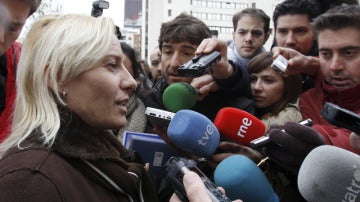La atleta Marta Domínguez atiende a los periodistas a su salida de los Juzgados de Madrid / Archivo