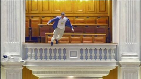 Un hombre se tira desde un balc&oacute;n en protesta por los recortes sociales