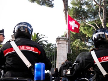 La primera bomba estalló en la embajada suiza