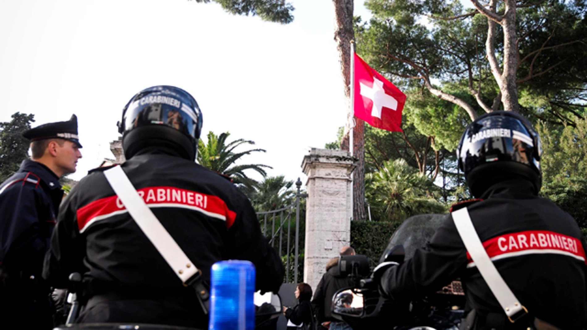 La primera bomba estalló en la embajada suiza La primera bomba estalló en la embajada suiza