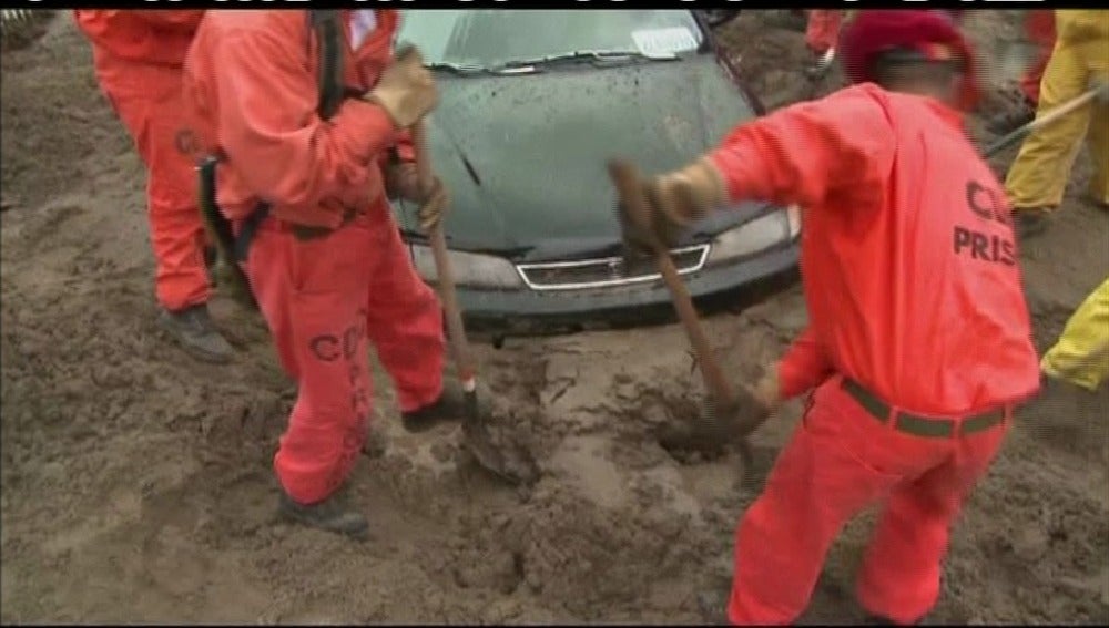 El lodo y el agua destrozan las playas de California