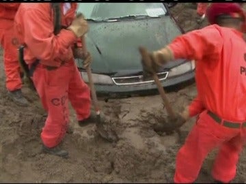 El lodo y el agua destrozan las playas de California