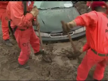 El lodo y el agua destrozan las playas de California El lodo y el agua destrozan las playas de California