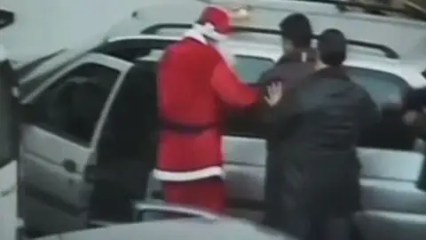 Papá Noel detiene a un miembro de la mafia Papá Noel detiene a un miembro de la mafia