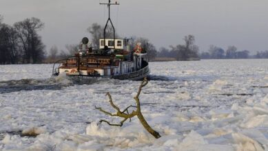 El temporal de frío congela el río Odra en Polonia