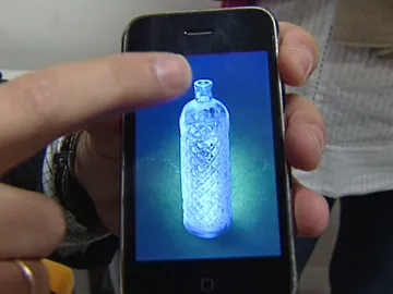 Tocando la botella de anís en el iphone Tocando la botella de anís en el iphone