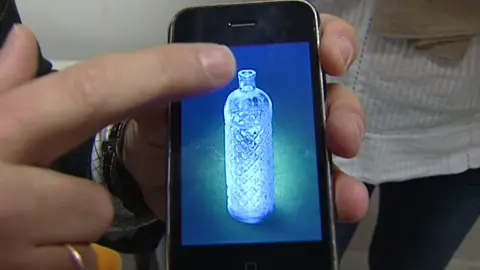 Tocando la botella de anís en el iphone Tocando la botella de anís en el iphone