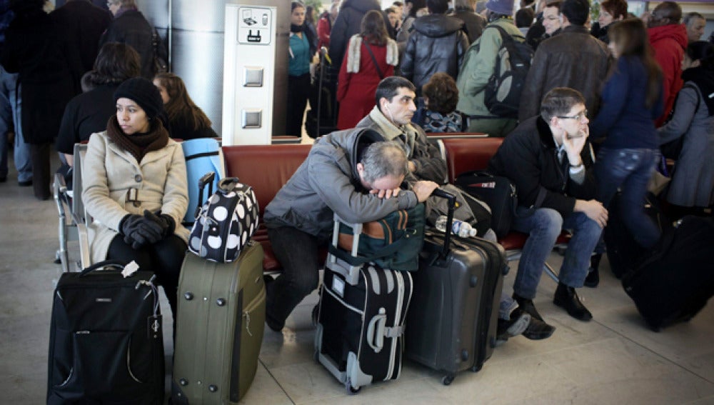 Largas esperas en los aeropuertos europeos