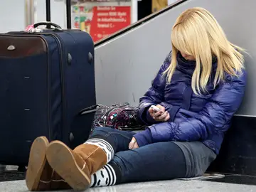 Una pasajera espera un vuelo en el aeropuerto Una pasajera espera un vuelo en el aeropuerto