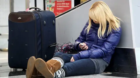 Una pasajera espera un vuelo en el aeropuerto Una pasajera espera un vuelo en el aeropuerto