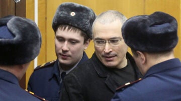 Jodorkovski, rodeado de policías en el tribunal de Moscú