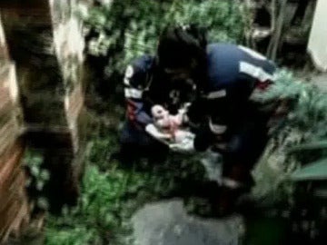 Dos policías recogen al bebé
