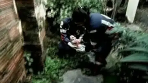 Dos policías recogen al bebé Dos policías recogen al bebé